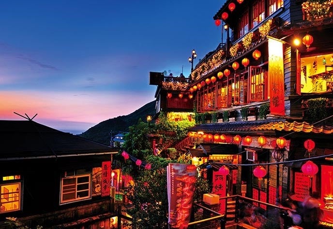 夜空を舞うスカイランタンの幻想的な光景が心に刻まれます！ | 東武