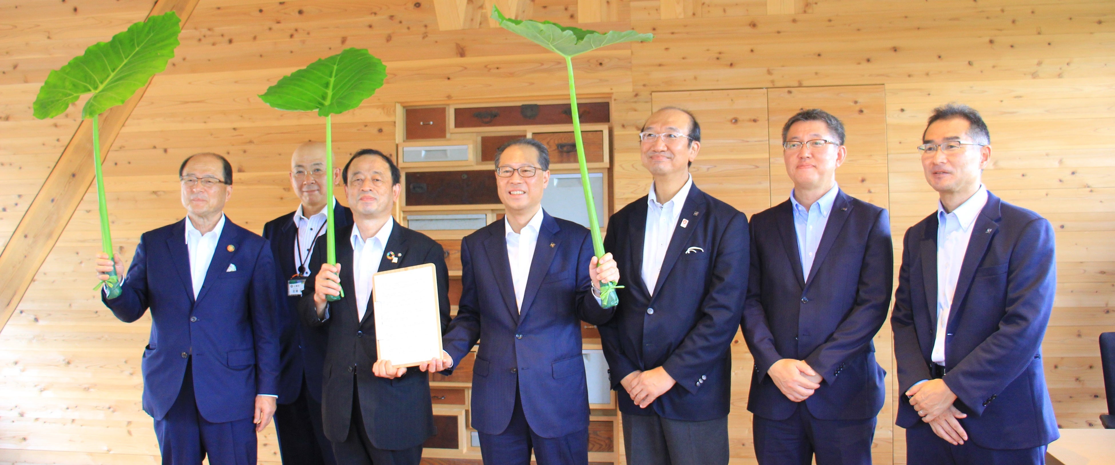 写真左より3人目 花本町長、同4人目 百木田社長