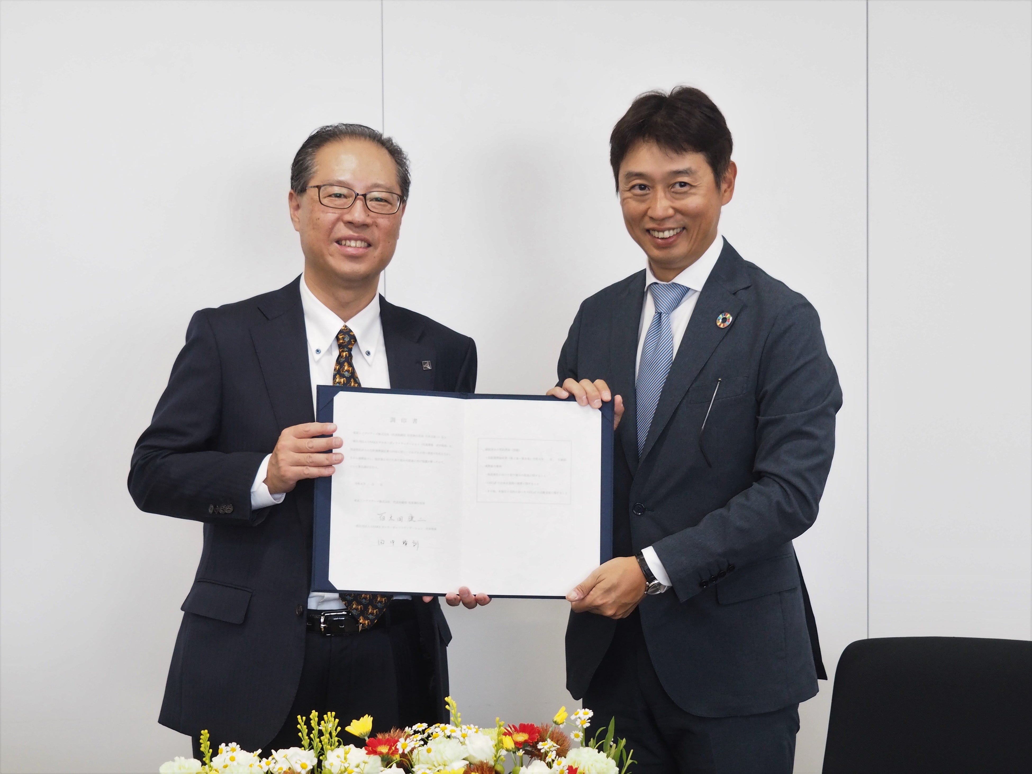 写真左より、百木田社長、田中代表理事