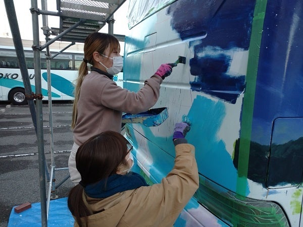 チャレンジ号を制作中の大学生 （第2弾）