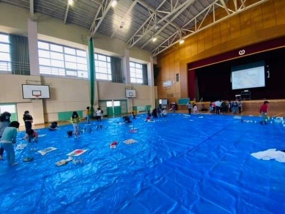 生徒たちがペイントする様子