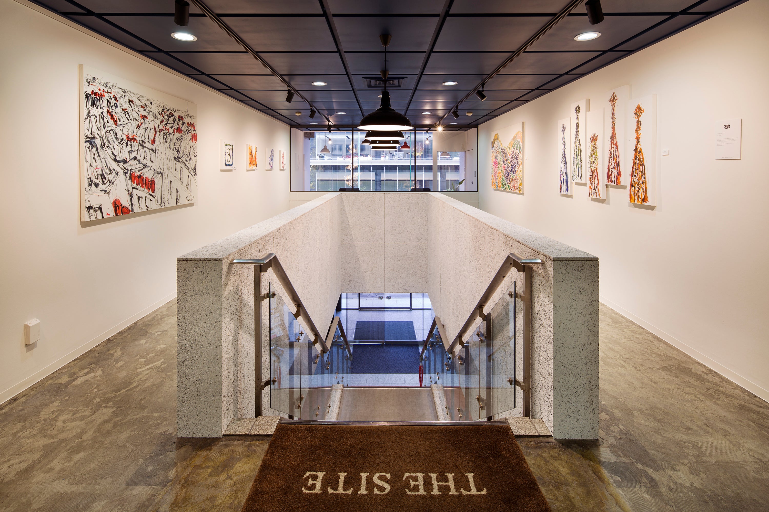 ▲2013年に手掛けたTHE SITEのエントランスはクリエイターの作品を展示するギャラリーとして活用している。