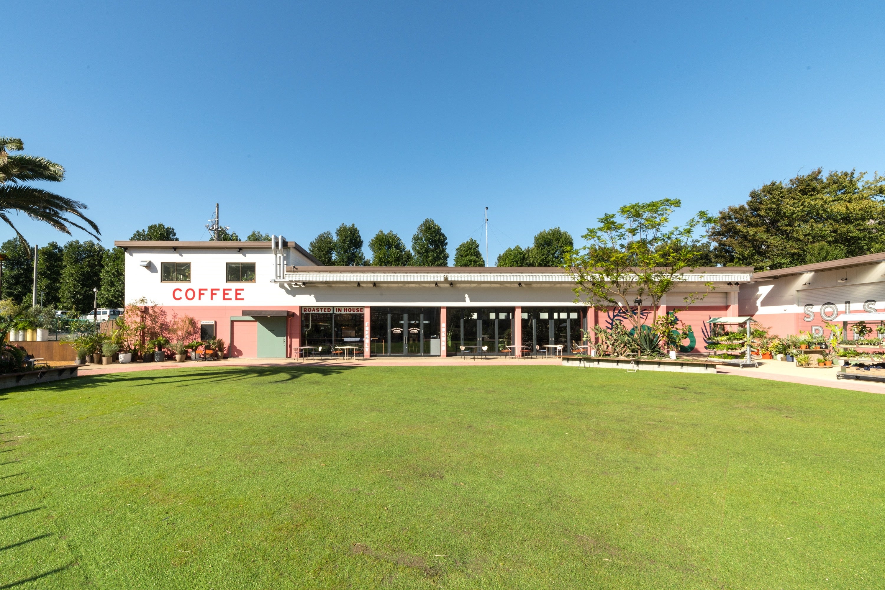 ▲開放的な芝生広場「GRASS SQUARE」