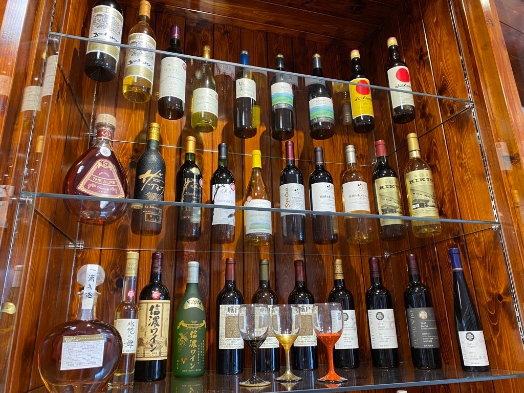 塩尻市役所市民ホールに展示しているワイン