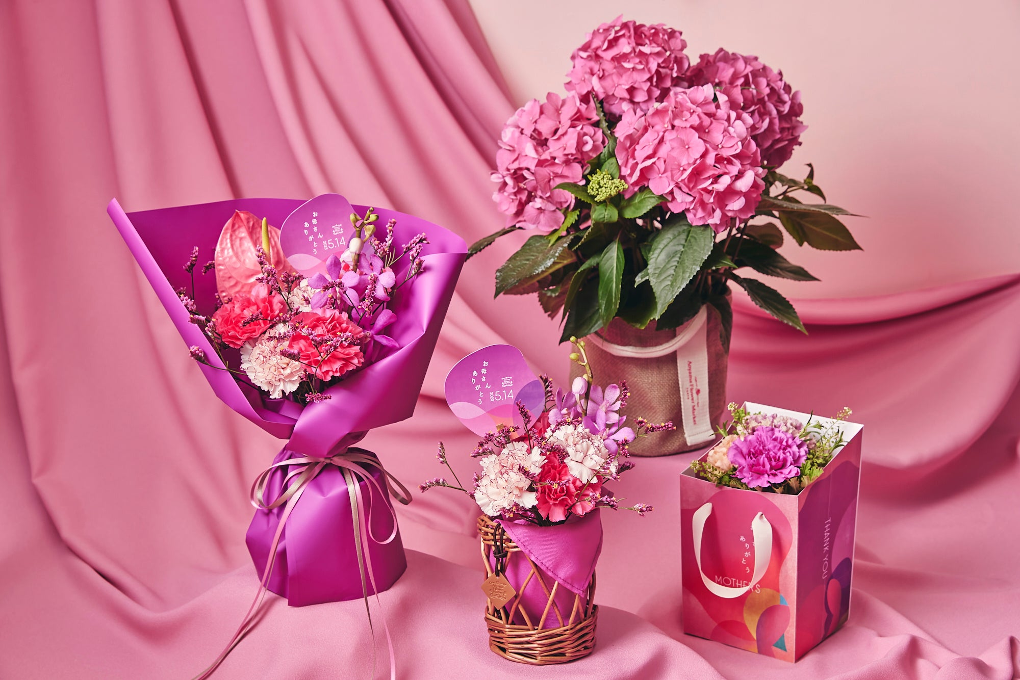 左からブーケ ディライトM（ピンク）、ブルームバスケットS（ピンク）、花鉢5寸アジサイ、ウィズラブ