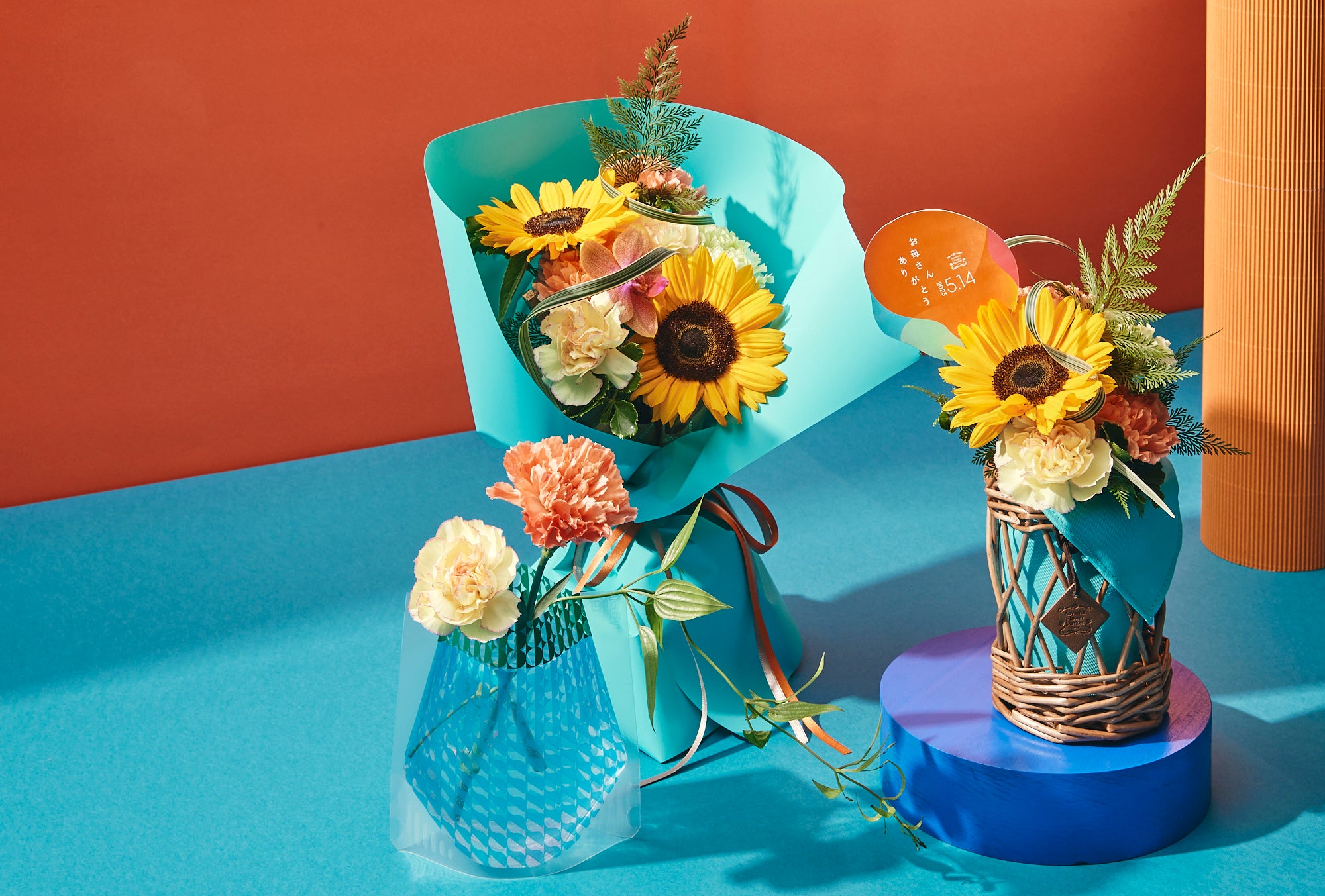 左からD=BROSフラワーベースセット、ブーケ ディライトM（ブルー）、ブルームバスケットS（ブルー）