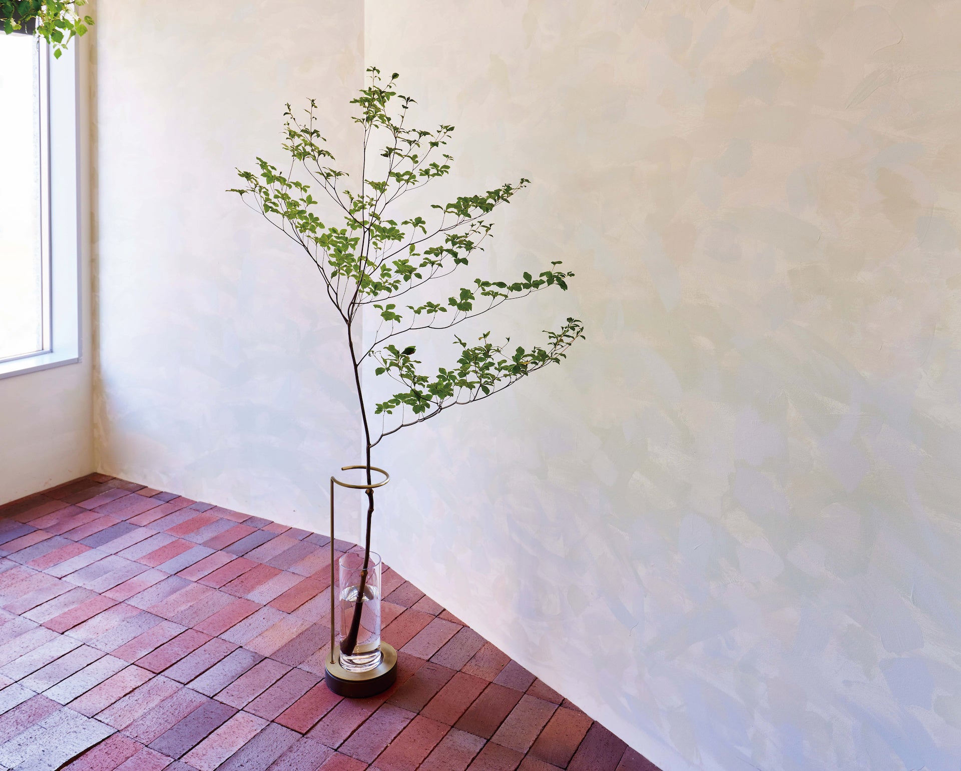 大ぶりの花や枝が飾りやすと好評のEDAベース。水替えもしやすい。