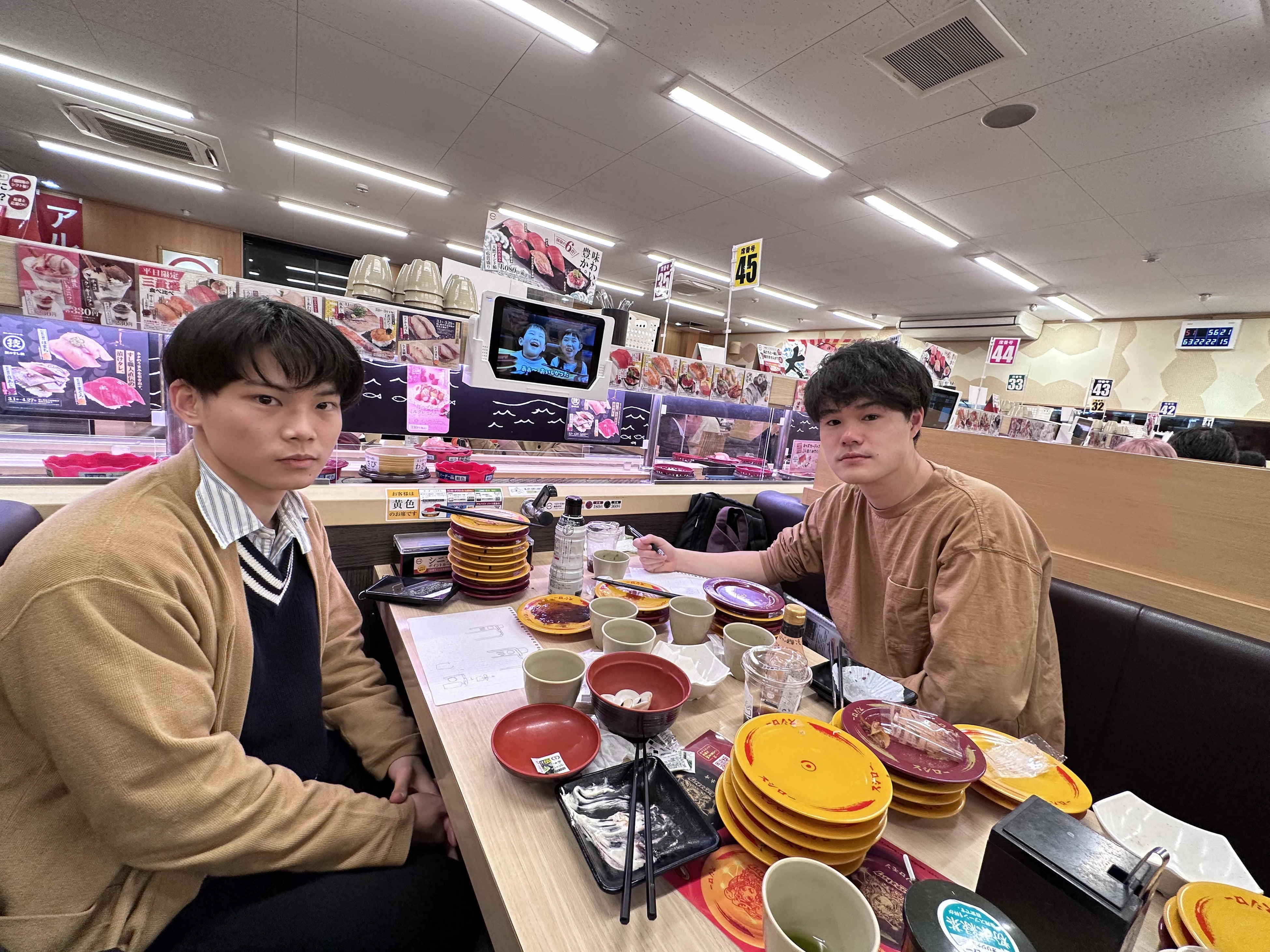 食べながら考え眠くなる大学生たち