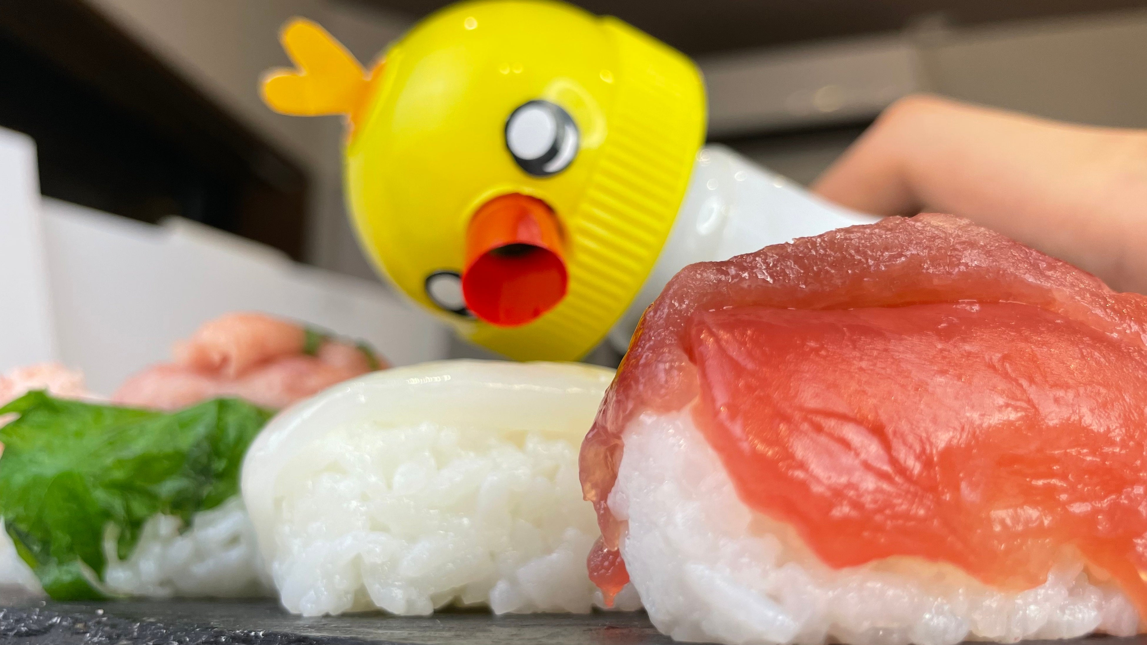 はやく食べたいヒヨコ