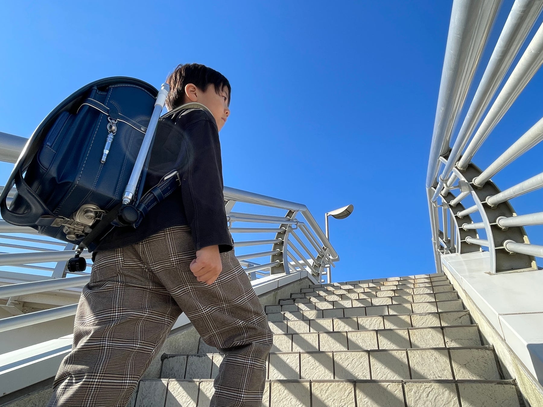 歩道橋は収縮して普通のランドセルのように背負えます