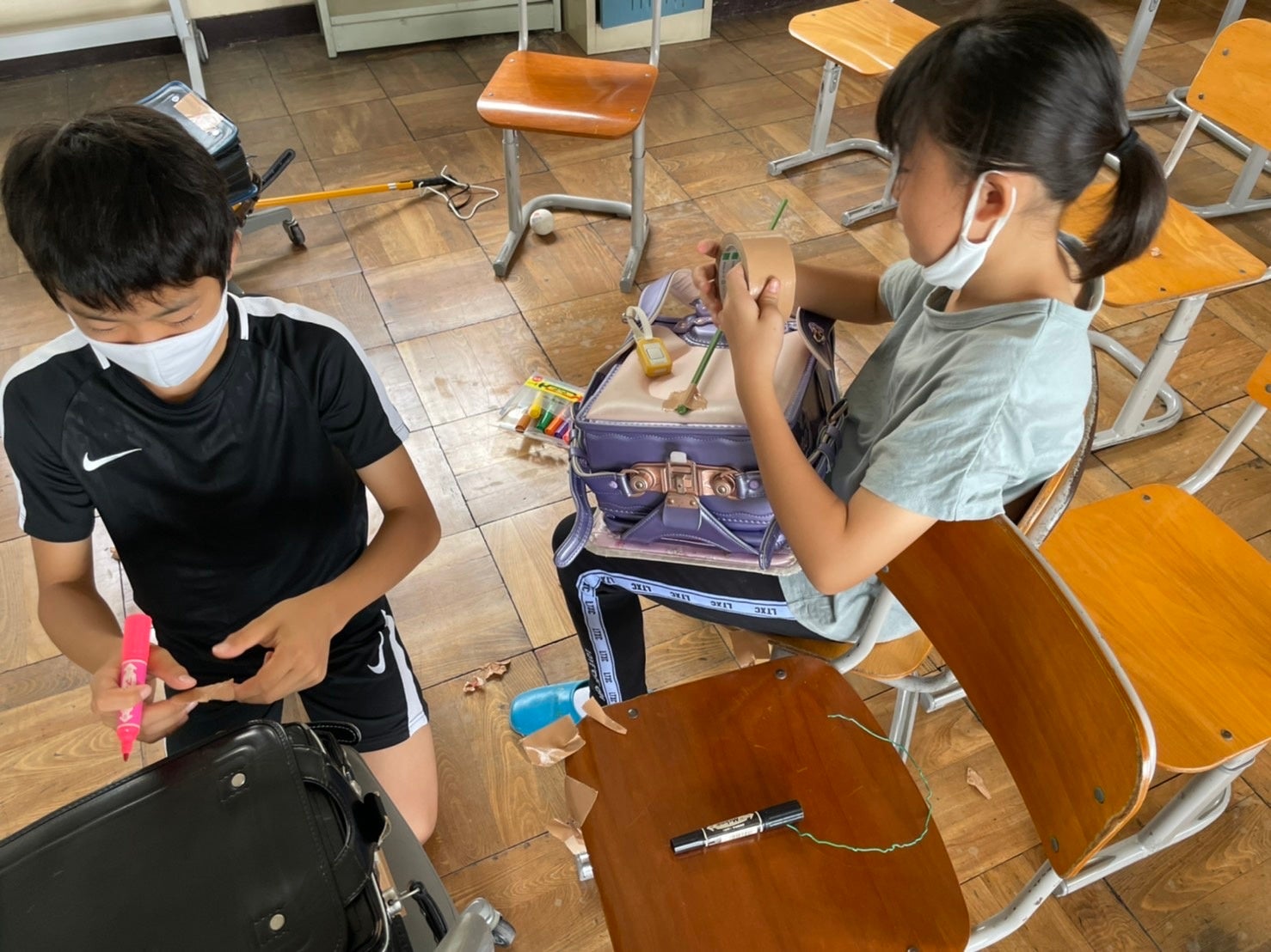 小学生たちの初期の試作風景