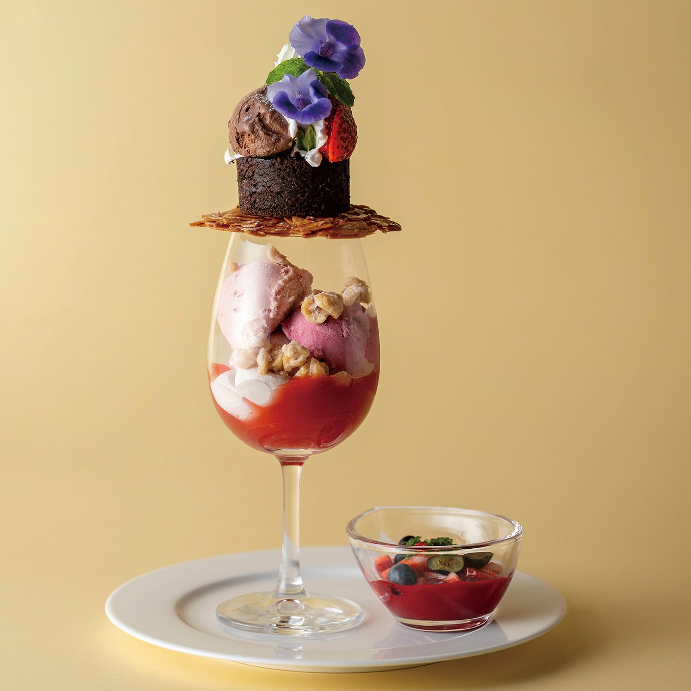 【37 ローストビーフ】本館3F 「濃厚ベリーとガトーショコラの貴婦人パフェ」税込み2000円