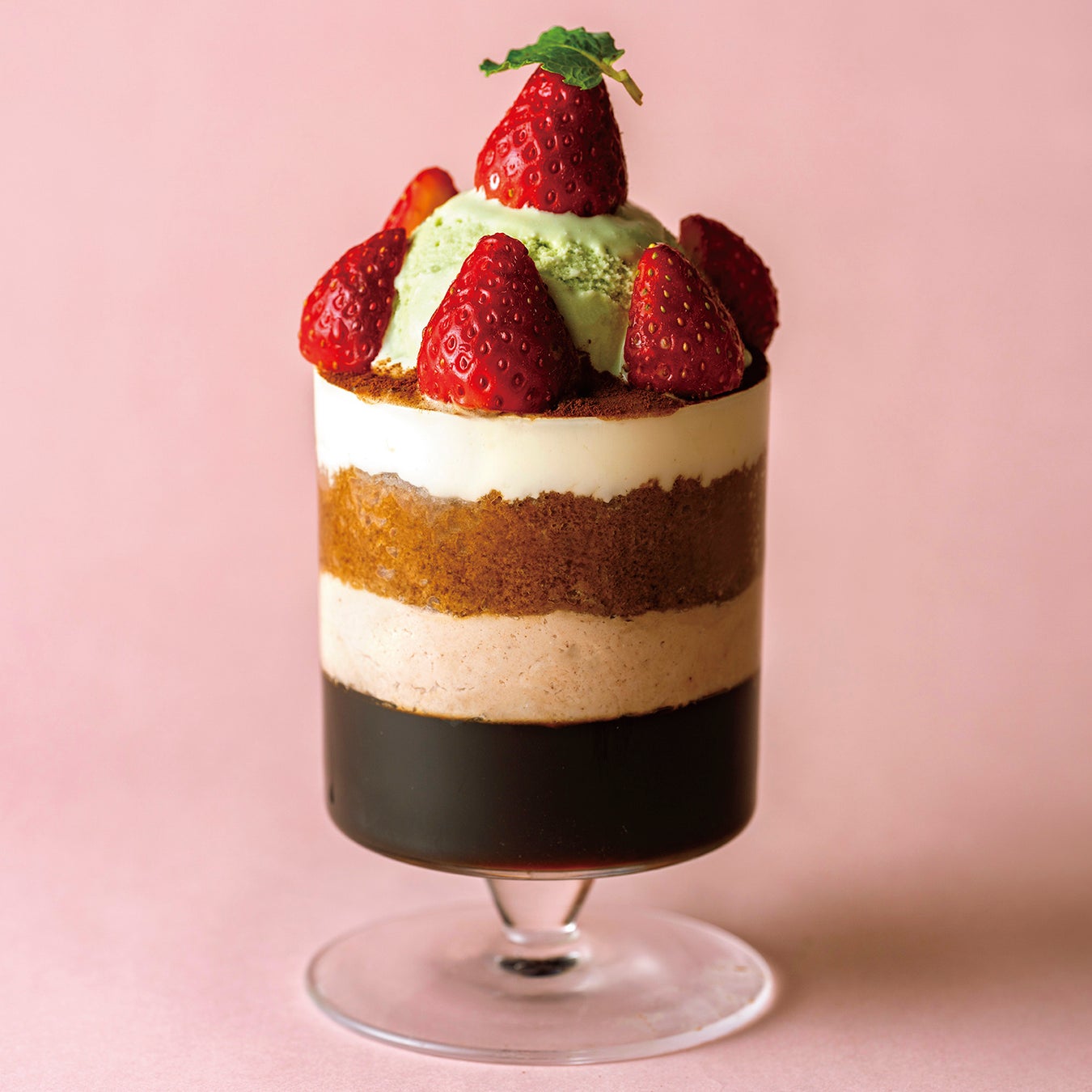 【ゴールデンブラウン】本館3F 「イチゴとピスタチオのティラミスパフェ」税込み1690円