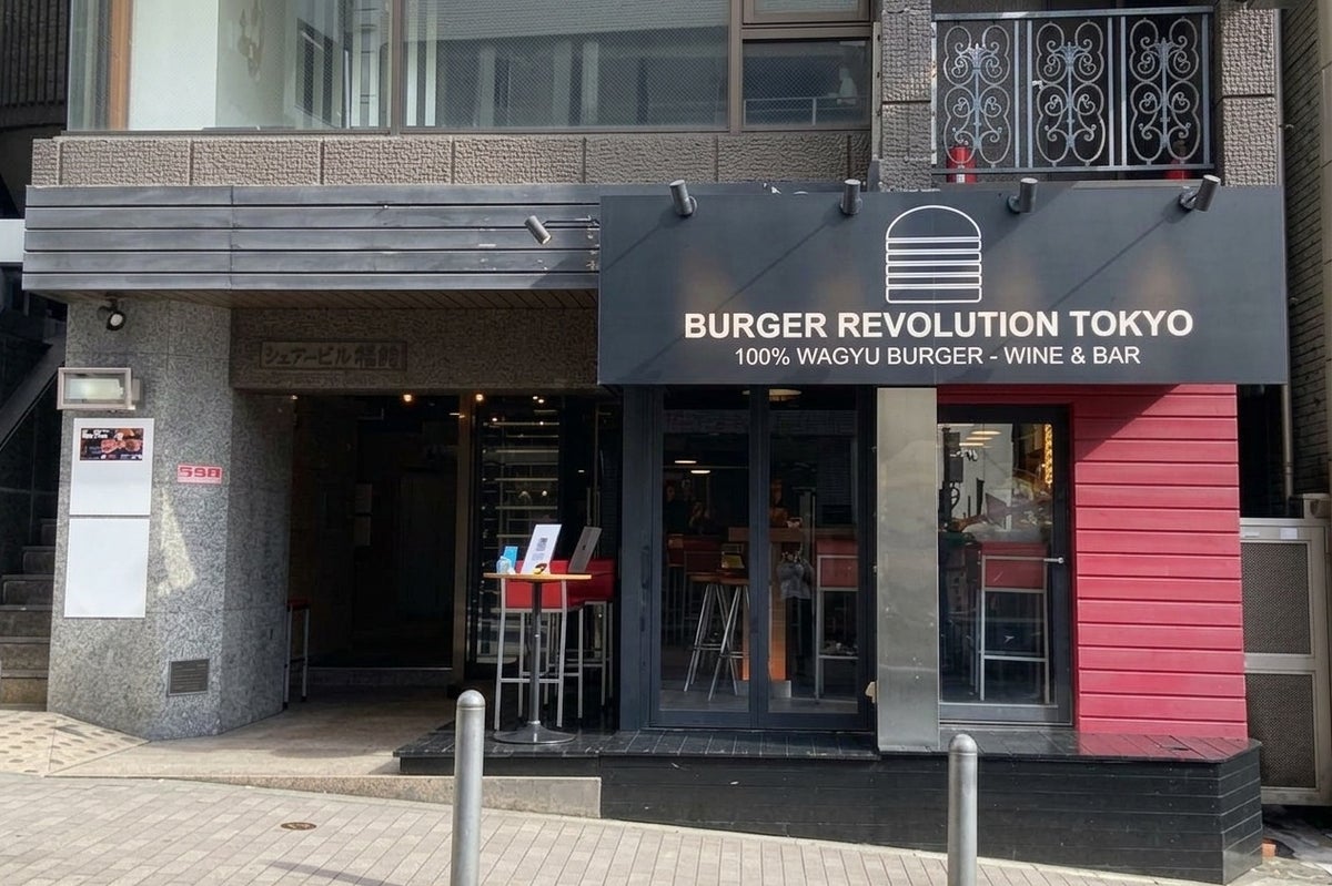BURGER REVOLUTION TOKYOに11月限定「スクランブルエッグ&パルメザンチーズバーガー」登場 卵の甘みとチーズのコクを和牛パティに重ねて
