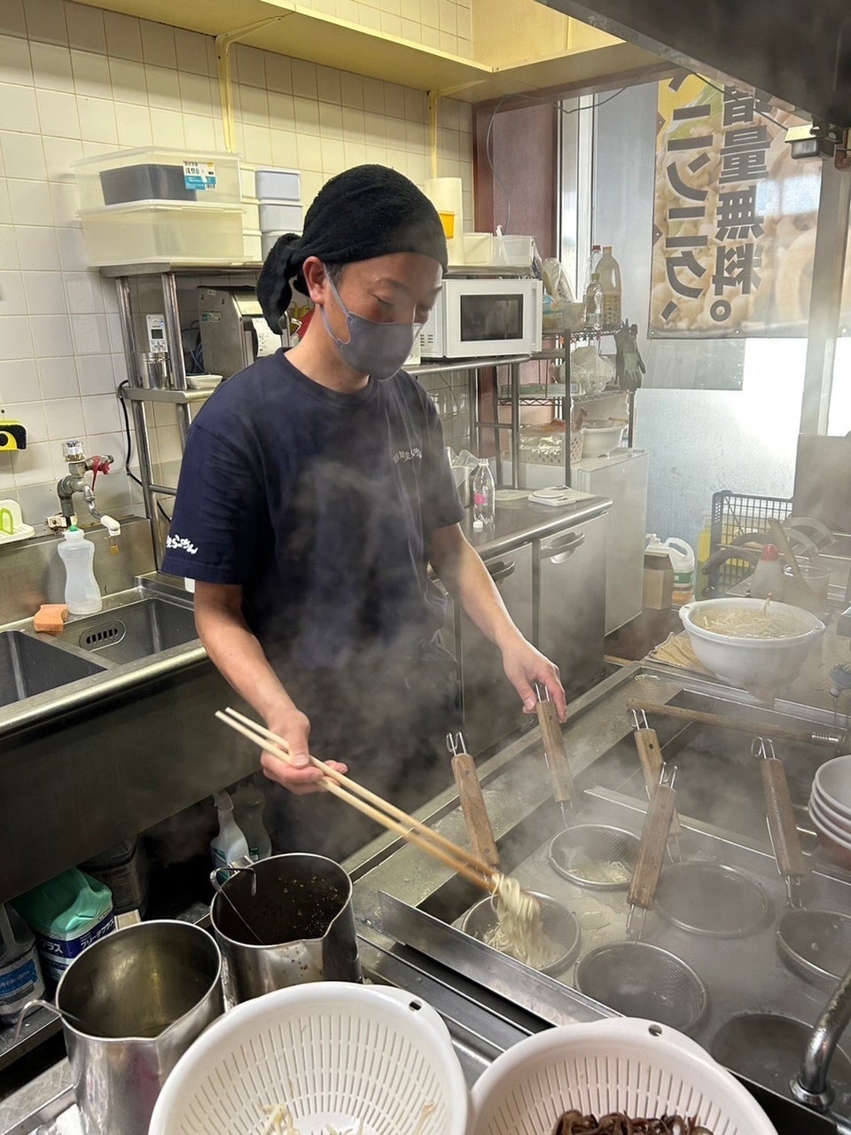 荒尾オーナー自らラーメンを振る舞う