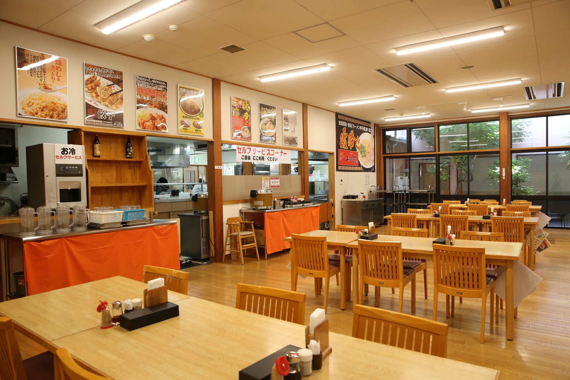 ゆったりと食事ができる店内