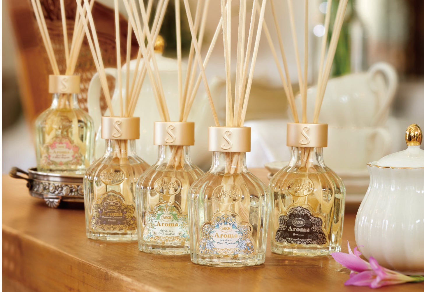 空間をときめきで満たし彩るルームフレグランス「アロマ」に新100mL 空間をときめきで満たし彩るルームフレグランス「アロマ」に新100mL