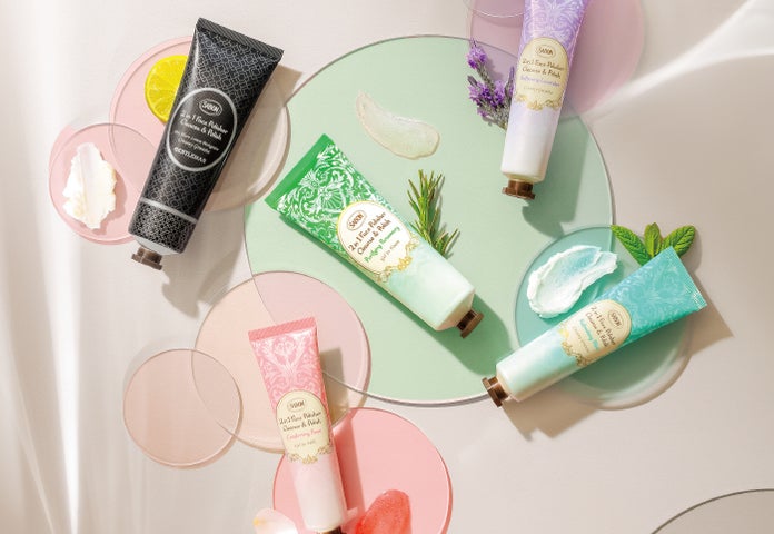 潤いで磨くスクラブ洗顔、日ごと澄みきった肌へ。新世代 潤いで磨くスクラブ洗顔、日ごと澄みきった肌へ。新世代