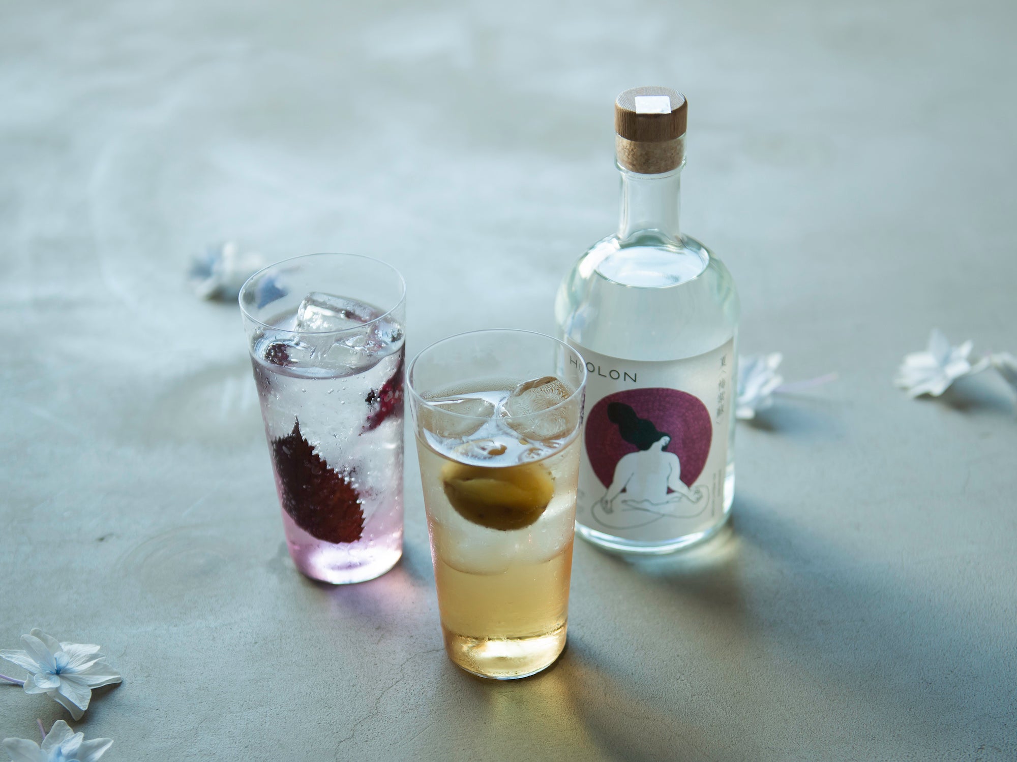 左：赤紫蘇ジンソーダ、中央：里庭梅酒のジンソーダ、右：HOLON SEASONAL 夏 ＜梅紫蘇＞