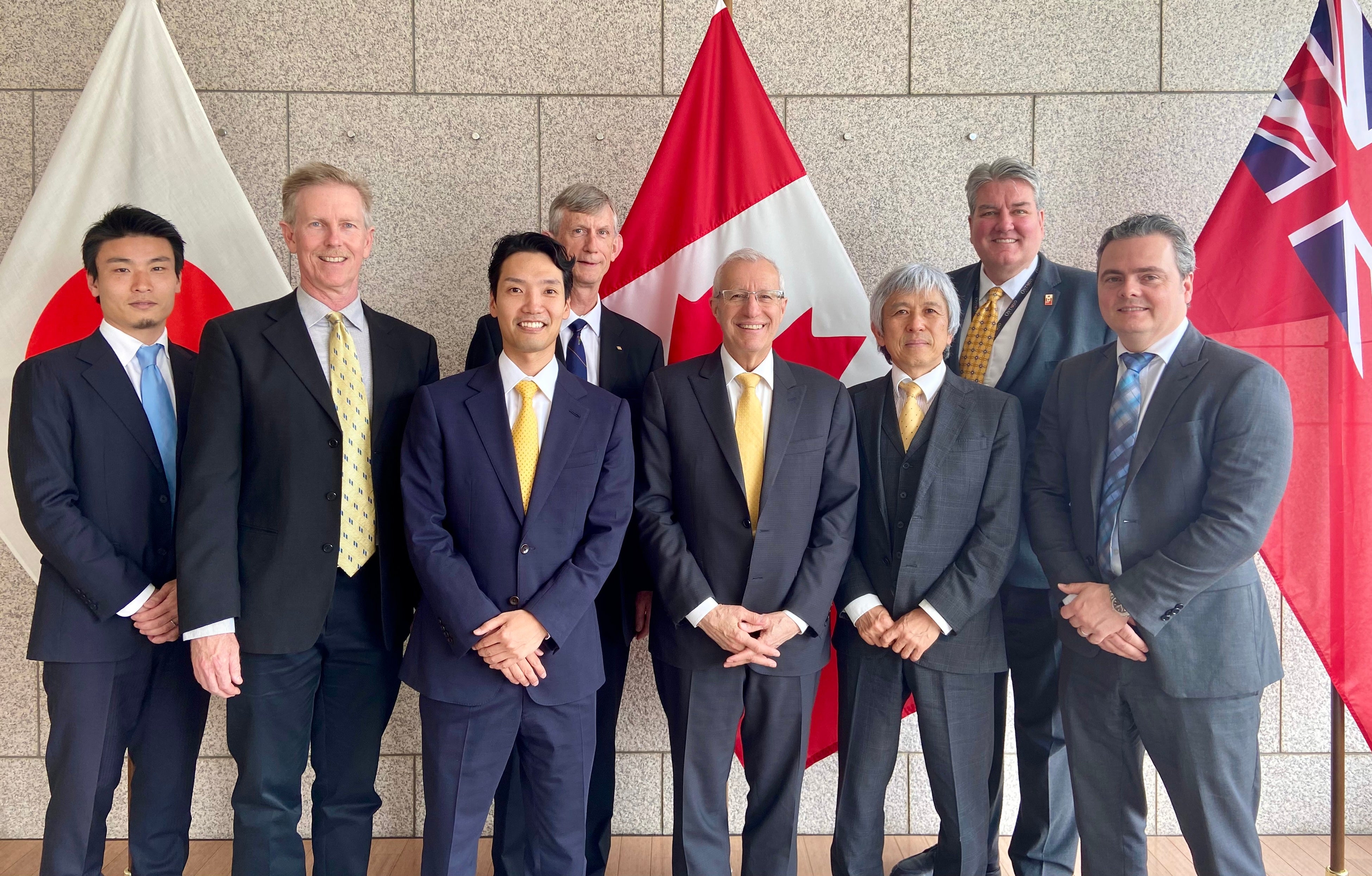 ヴィック・フェデリ氏（前列右から3人目）とカナダ・オンタリオ州関係者ならびにCNL、KFメンバー