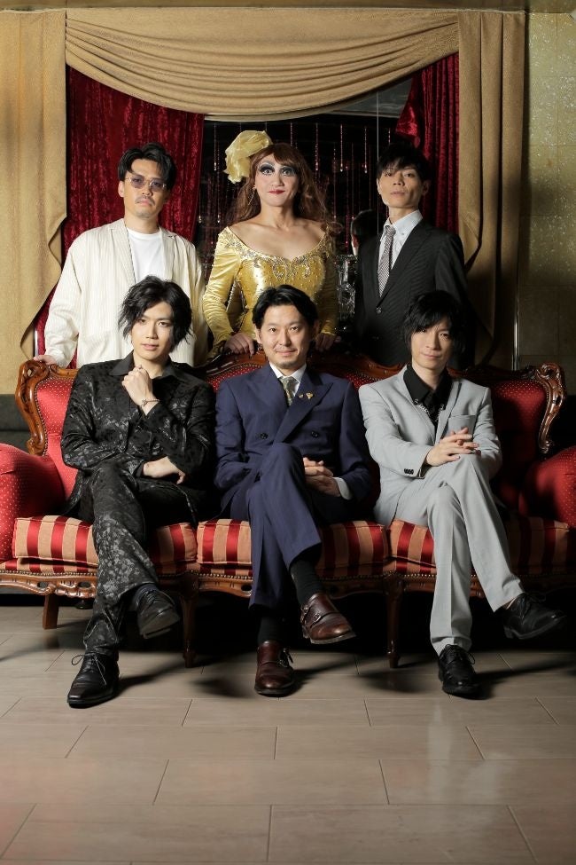 前列中央が手塚マキさん、舞台のキャストの方々は、左上から時計まわりで伊地知大樹さん、エスムラルダさん、奥野裕介さん、小栗諒さん、黒木文貴さん