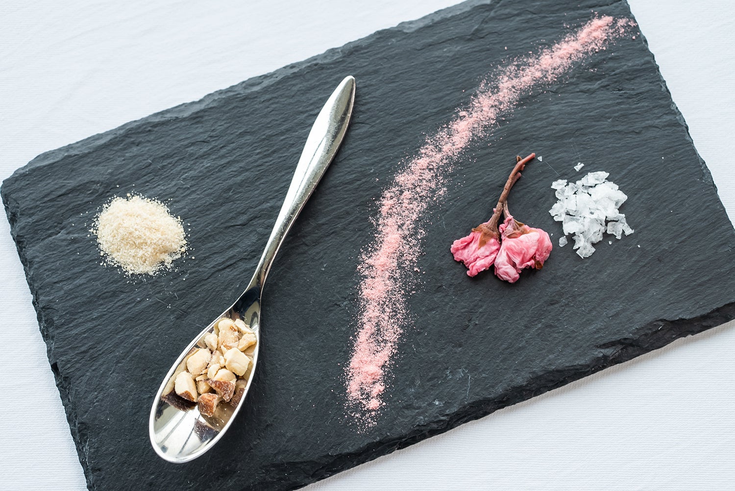 塩や砂糖・ナッツ等を味わい、五感を考える一品からスタート