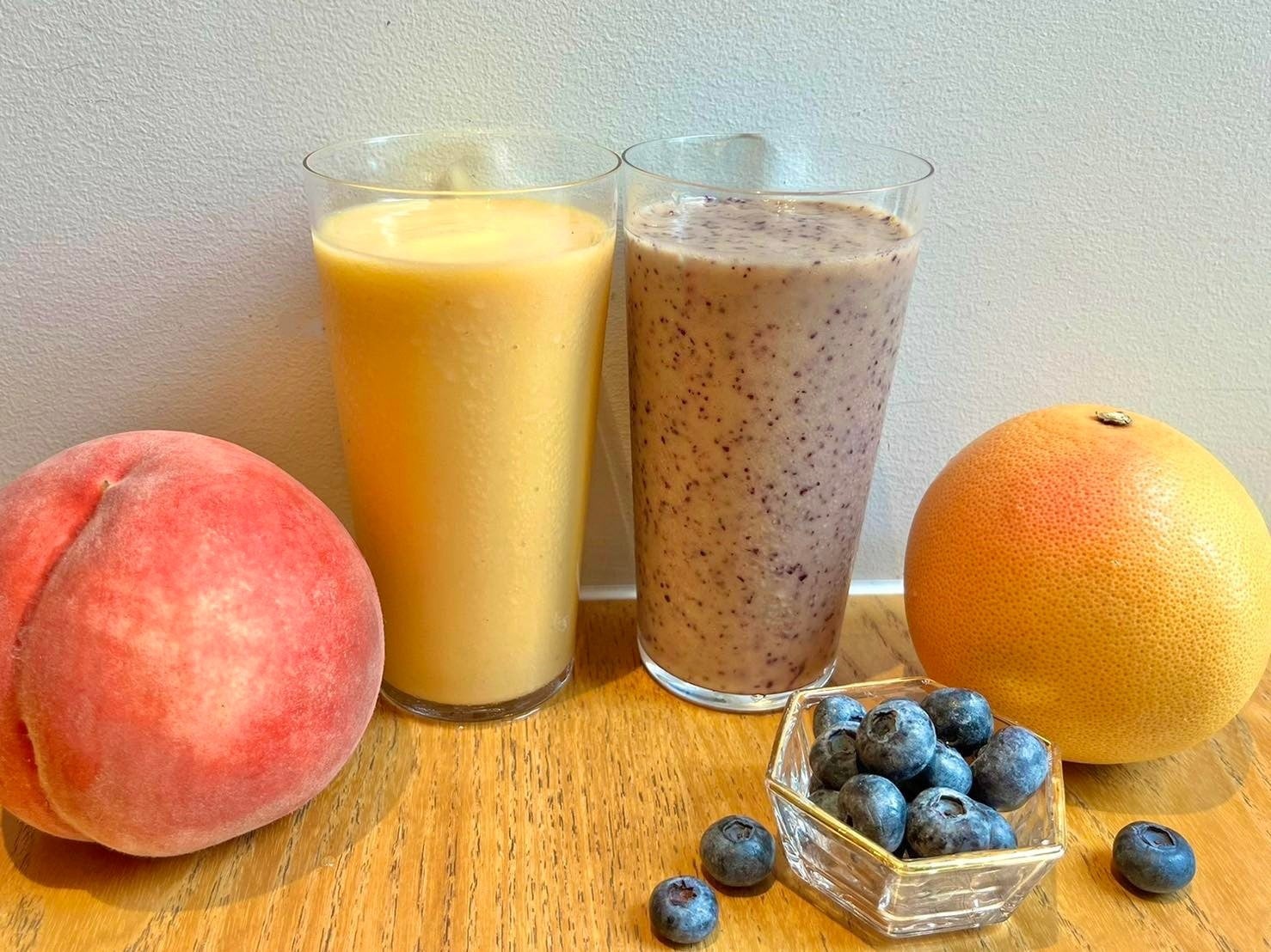 左：桃とパイナップルのスムージー、右：ブルーベリーとピンクグレープフルーツのスムージー