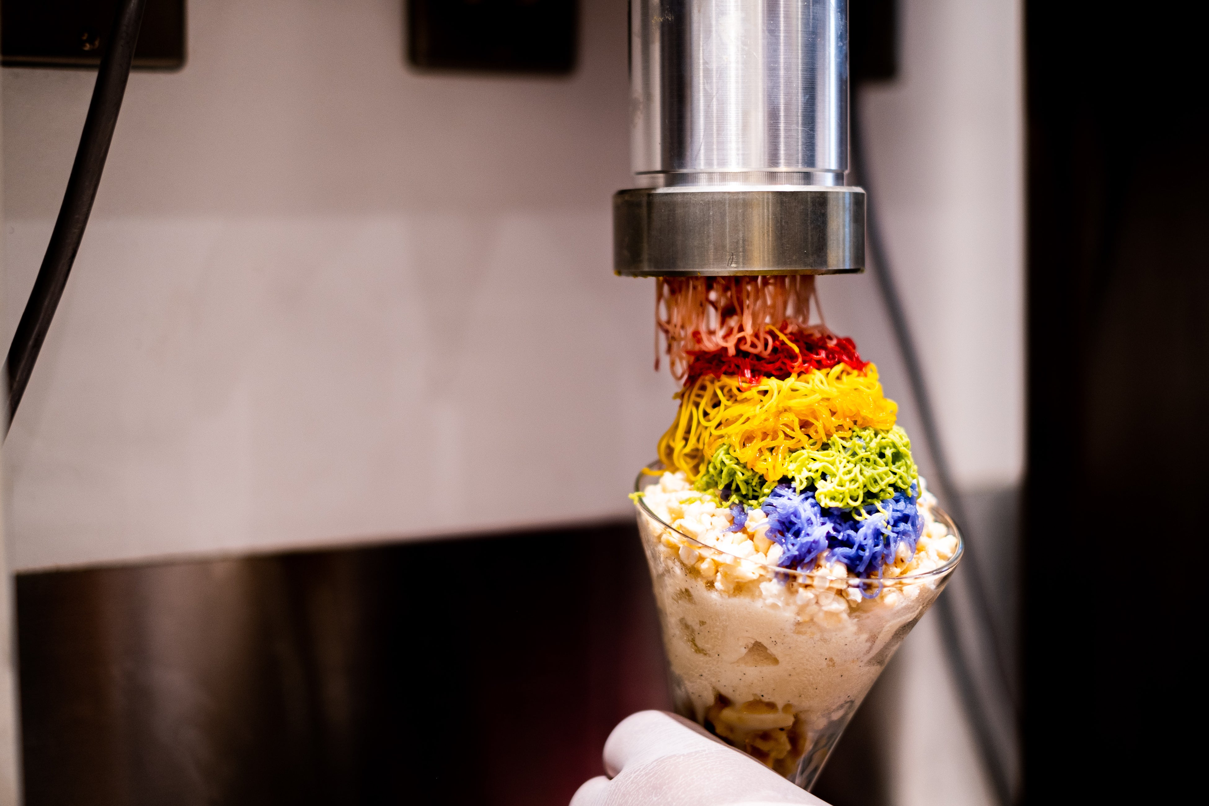 1つひとつ絞りたてのモンブランを提供