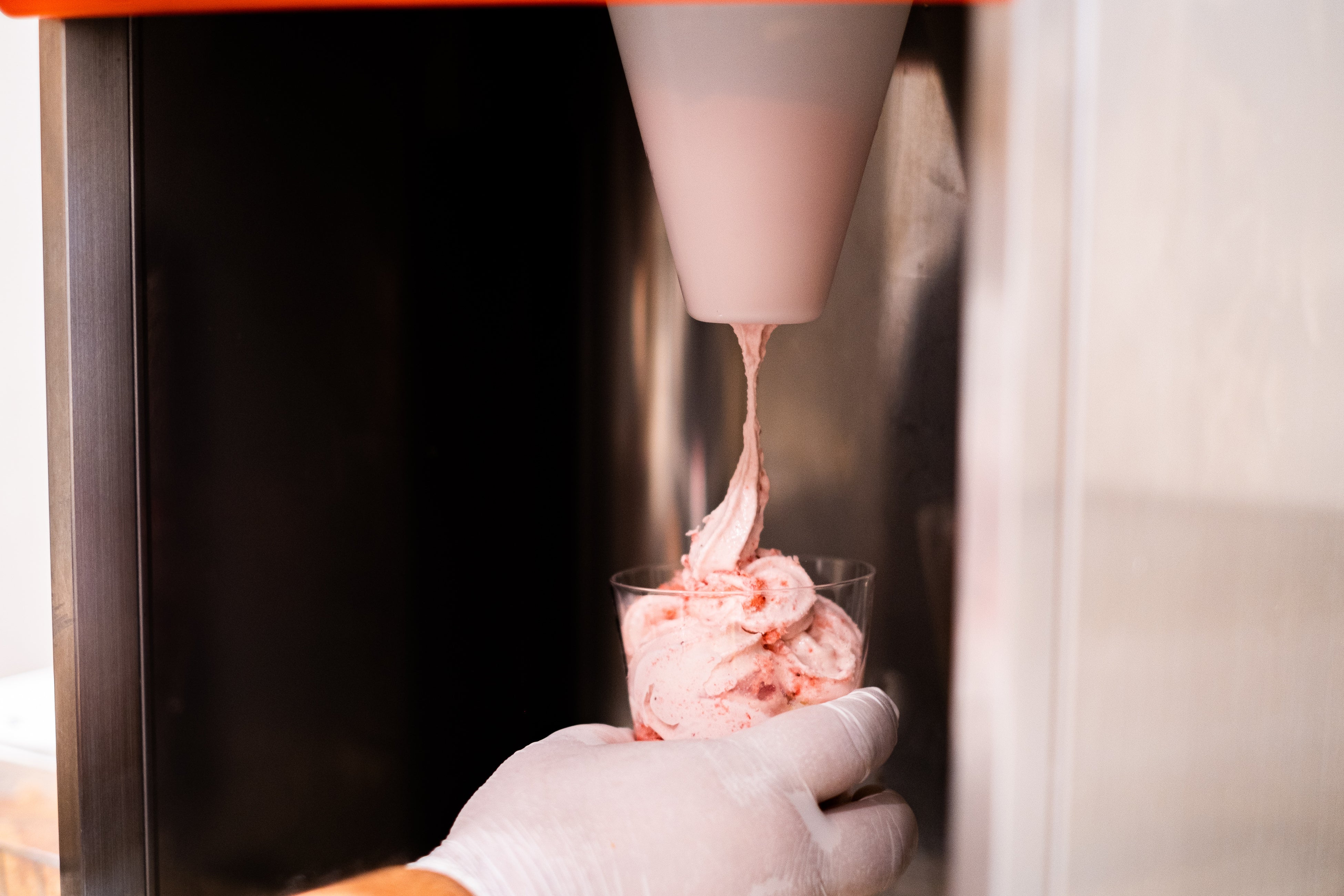 冷凍した野菜・果物とアイスクリームをその場で混ぜ合わせて提供