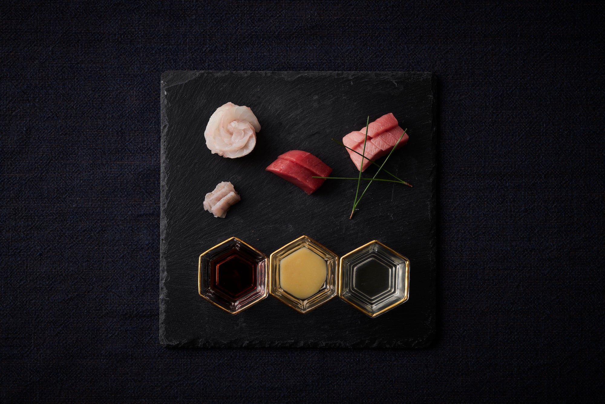 平目とメジマグロの刺身、土佐醤油、辛子味噌、煎酒