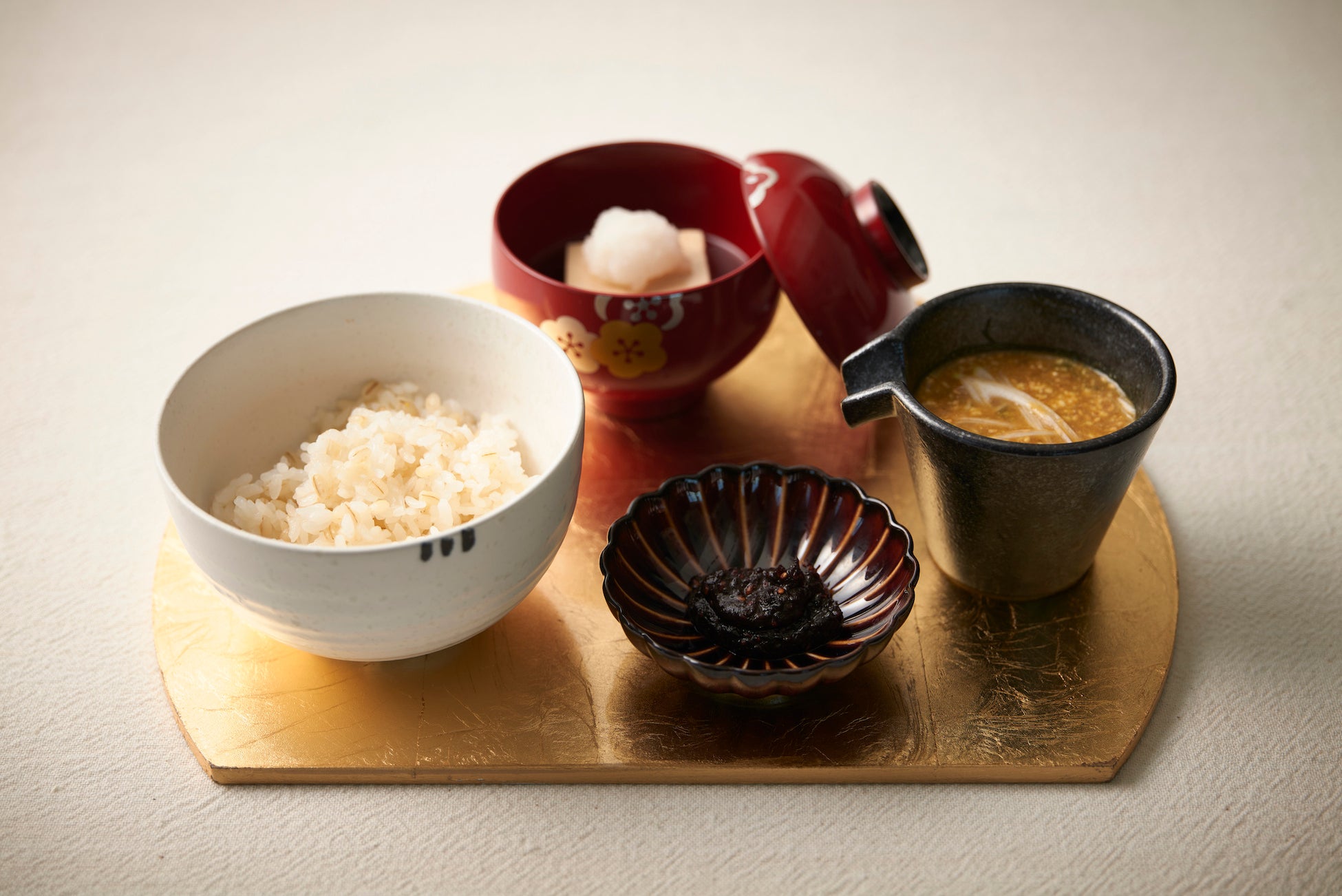 麦ごはん、真の八杯豆腐、焼き味噌、冷汁