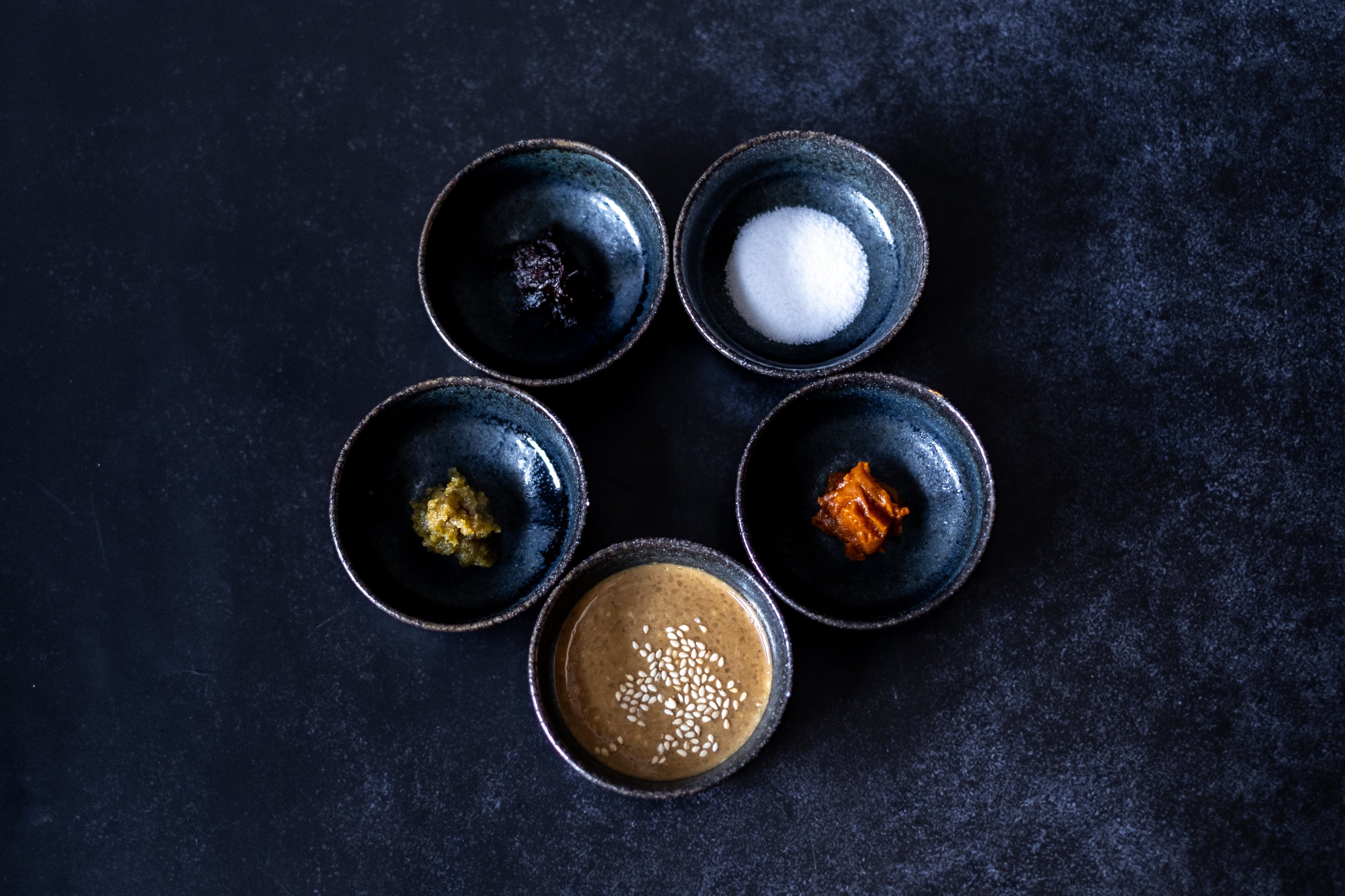 季節の具材にあわせたつけだれや薬味を提供