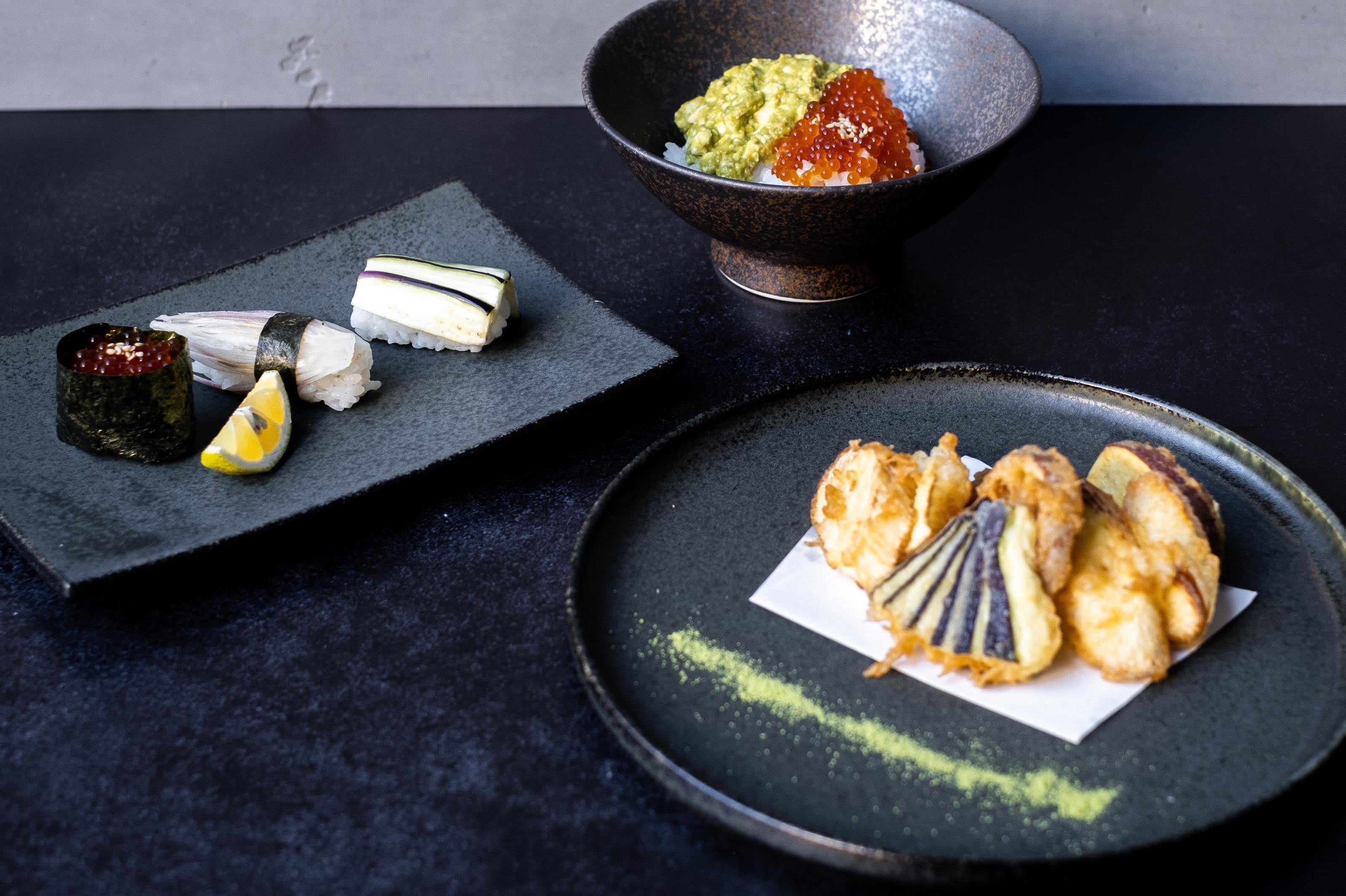 左からヴィーガン寿司、ヴィーガン雲丹いくら丼、天麩羅盛合せ