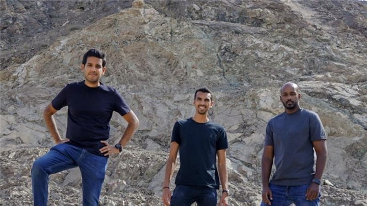 44.01のマネジメントメンバーとかんらん岩。左からTalal Hasan（CEO）、Karan Khimji（CCO）、 Ehab Tasfai（CTO）