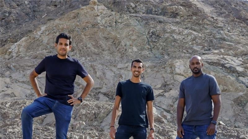 44.01のマネジメントメンバーとかんらん岩。左からTalal Hasan(CEO)、Karan Khimji(CCO)、 Ehab Tasfai(CTO)
