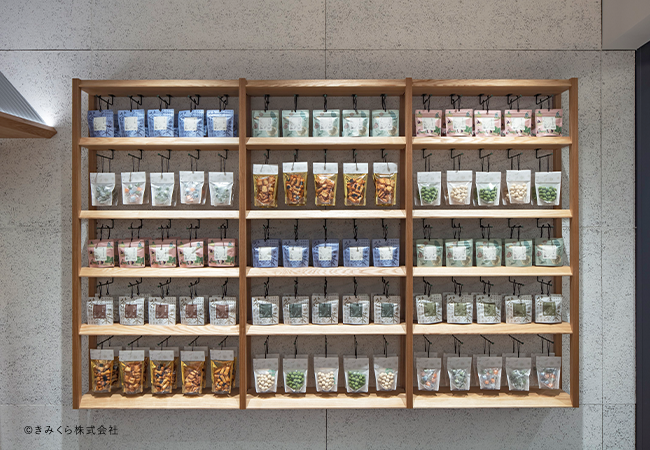 壁一面に陳列された「Art Print Package (Teabag) Collection」と菓子