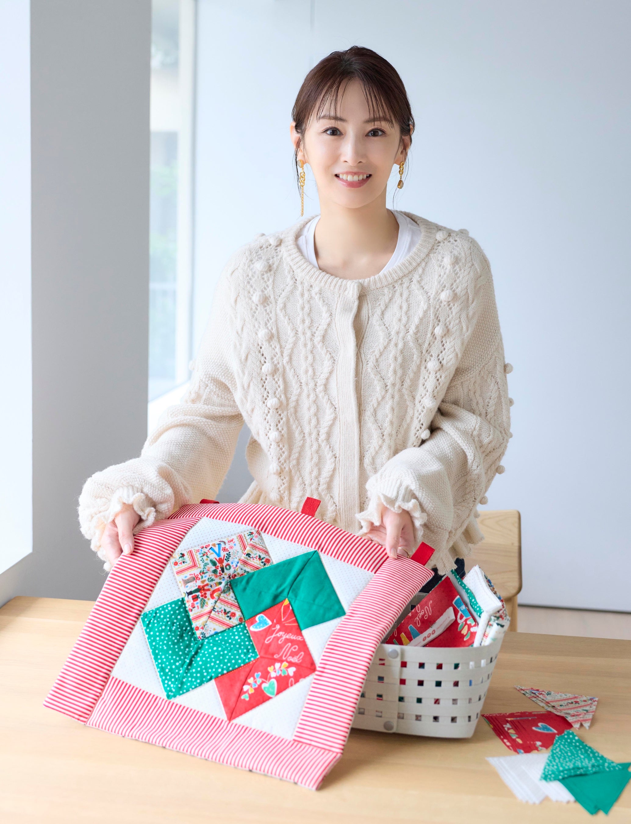 北川景子さんが人気手芸雑誌「コットンタイム」11月号（10/７発売）連載で、クリスマスカラーのキルトのタペストリーを製作。「家族のテーブルからいちばんよく見えるところに飾ります！」