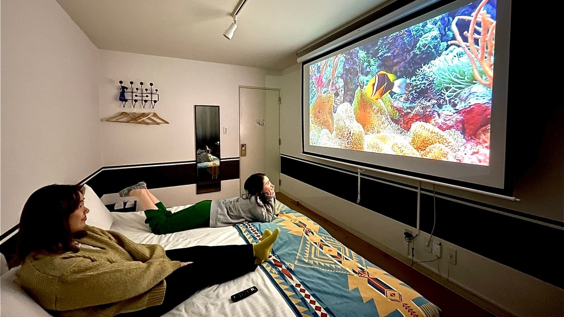 Hotel Graphy 根津 でシアタールームが新登場 キングサイズベット 100インチの大画面スクリーンで大迫力 ホテルで体験できるプライベートシアターの没入感 株式会社 グローバルエージェンツのプレスリリース Hotel Graphy 根津 でシアタールームが新登場 キングサイズベット 100インチの大画面スクリーンで大迫力 ホテルで体験できるプライベートシアターの没入感 株式会社 グローバルエージェンツのプレスリリース