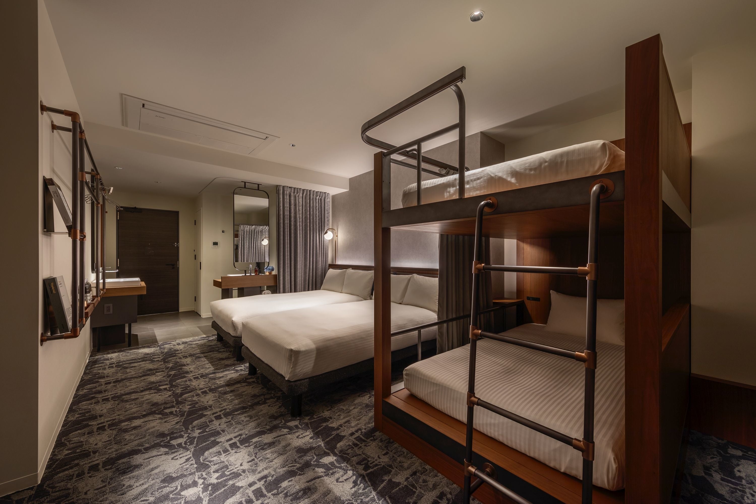 （画像：THE LIVELY 大阪本町「スーペリアツイン＆バンク」定員大人5名)