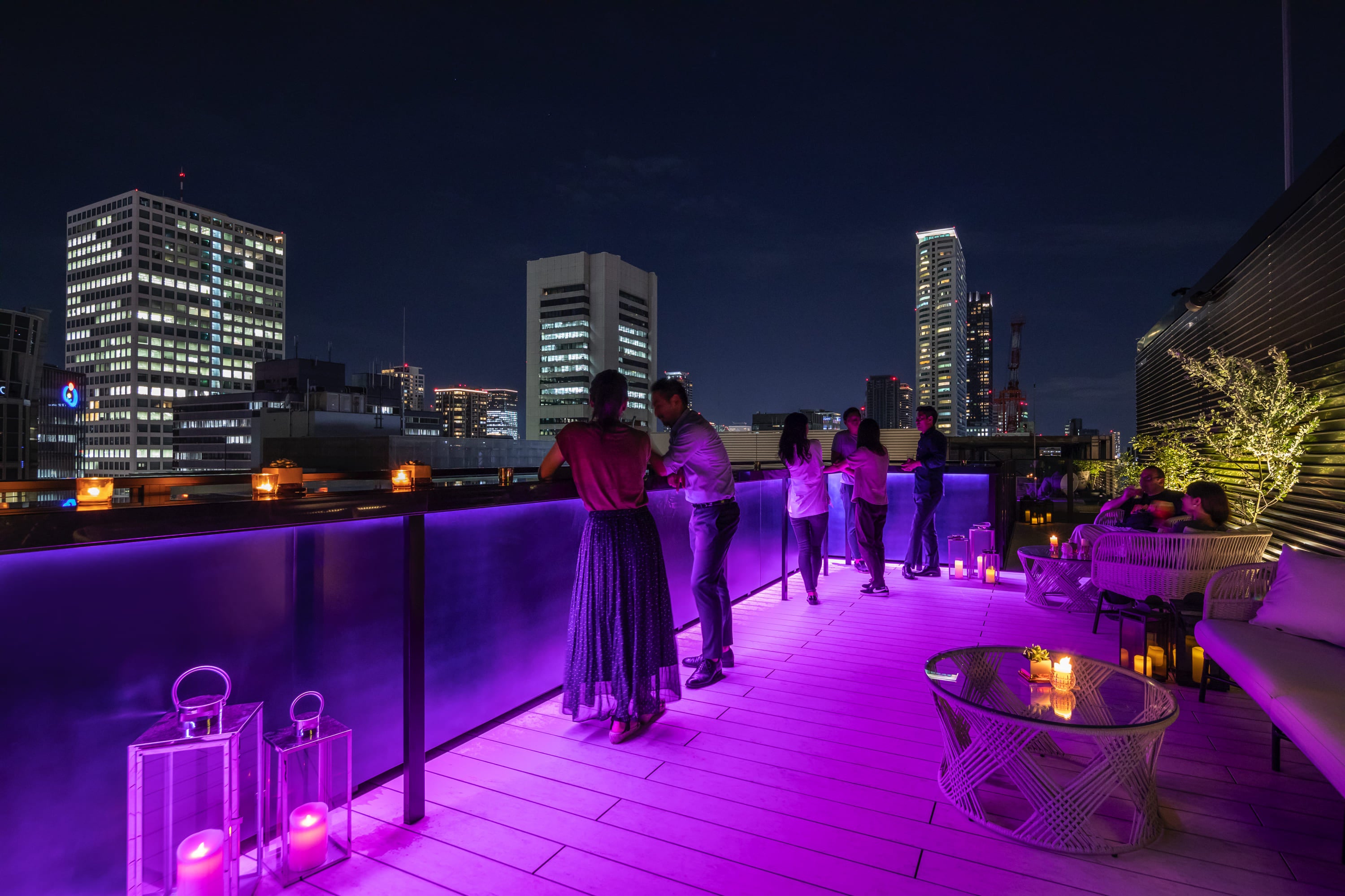 (写真：ルーフトップテラス）