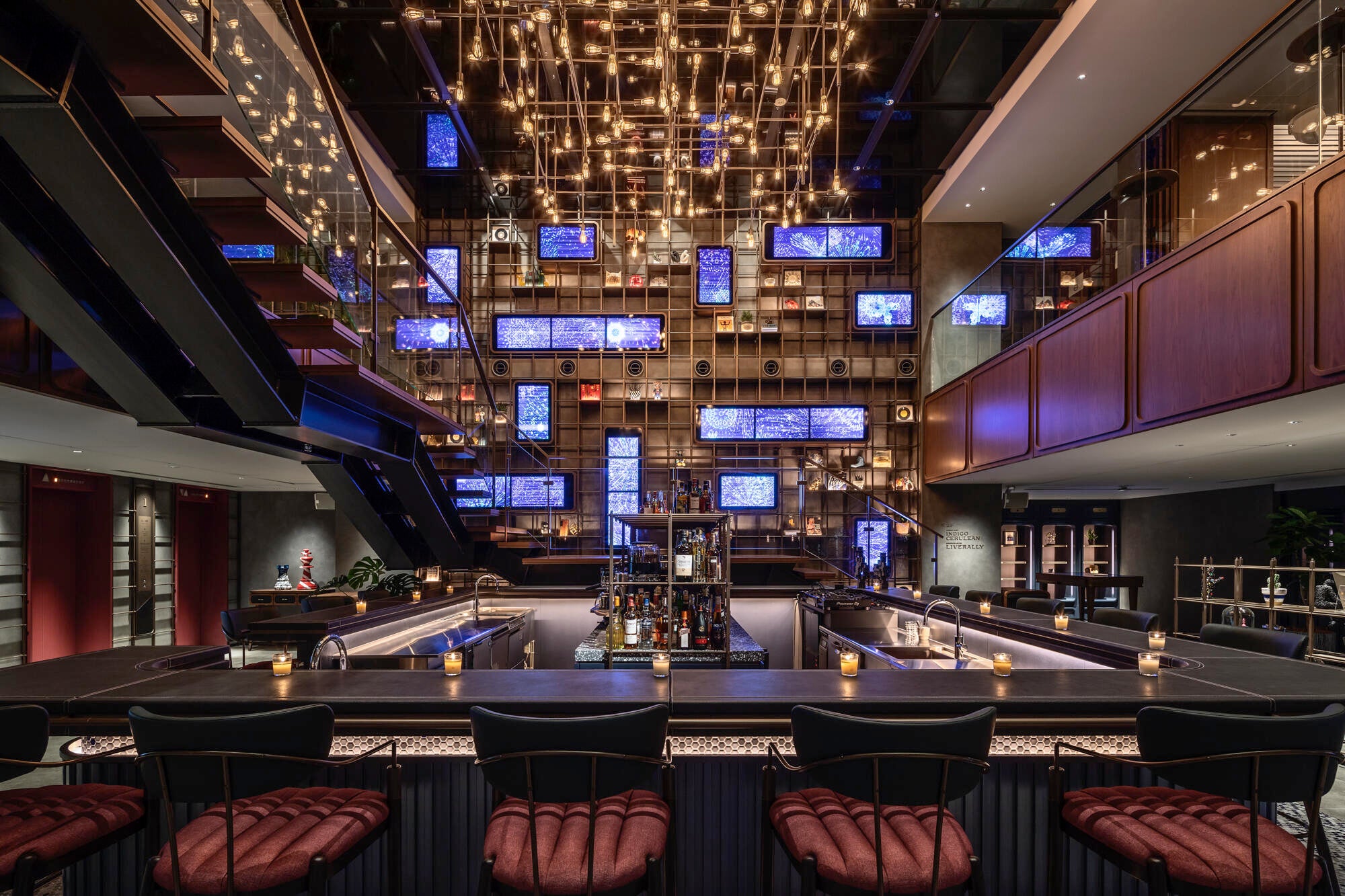 カフェ利用可能な1Fのロビーラウンジ。吹き抜けは人気の撮影スポット。