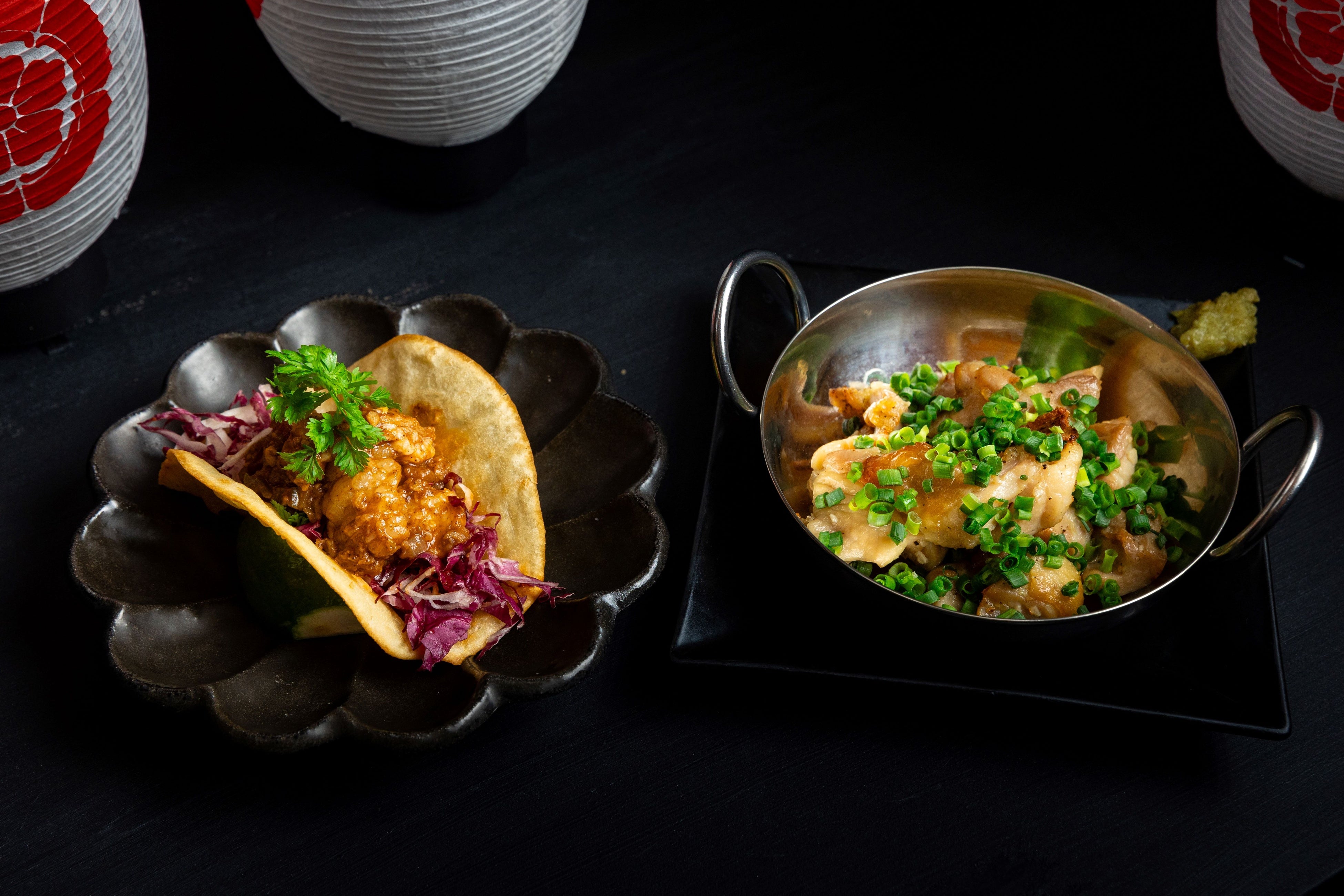 （画像：THE LIVELY KITCHENから「モツ煮タコス」「トリュフとりやき」）