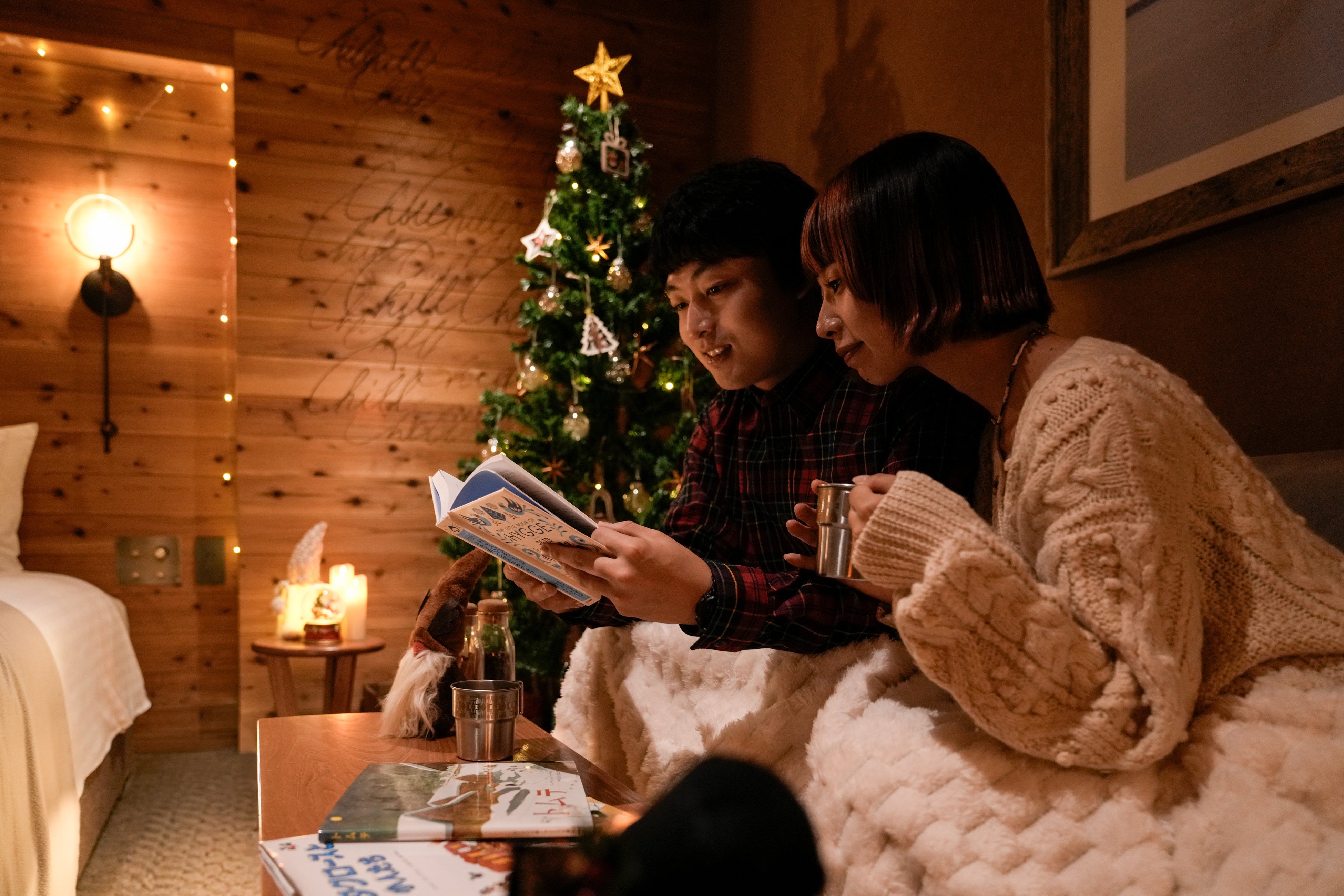 ロッジライクなホテル「UNWIND HOTEL & BAR 札幌」で大切な人と過ごす、心豊かなクリスマス。ツリーを飾ったり、客室のトースターで温めて仕上げるディナー付き宿泊プランが12/1～限定登場！