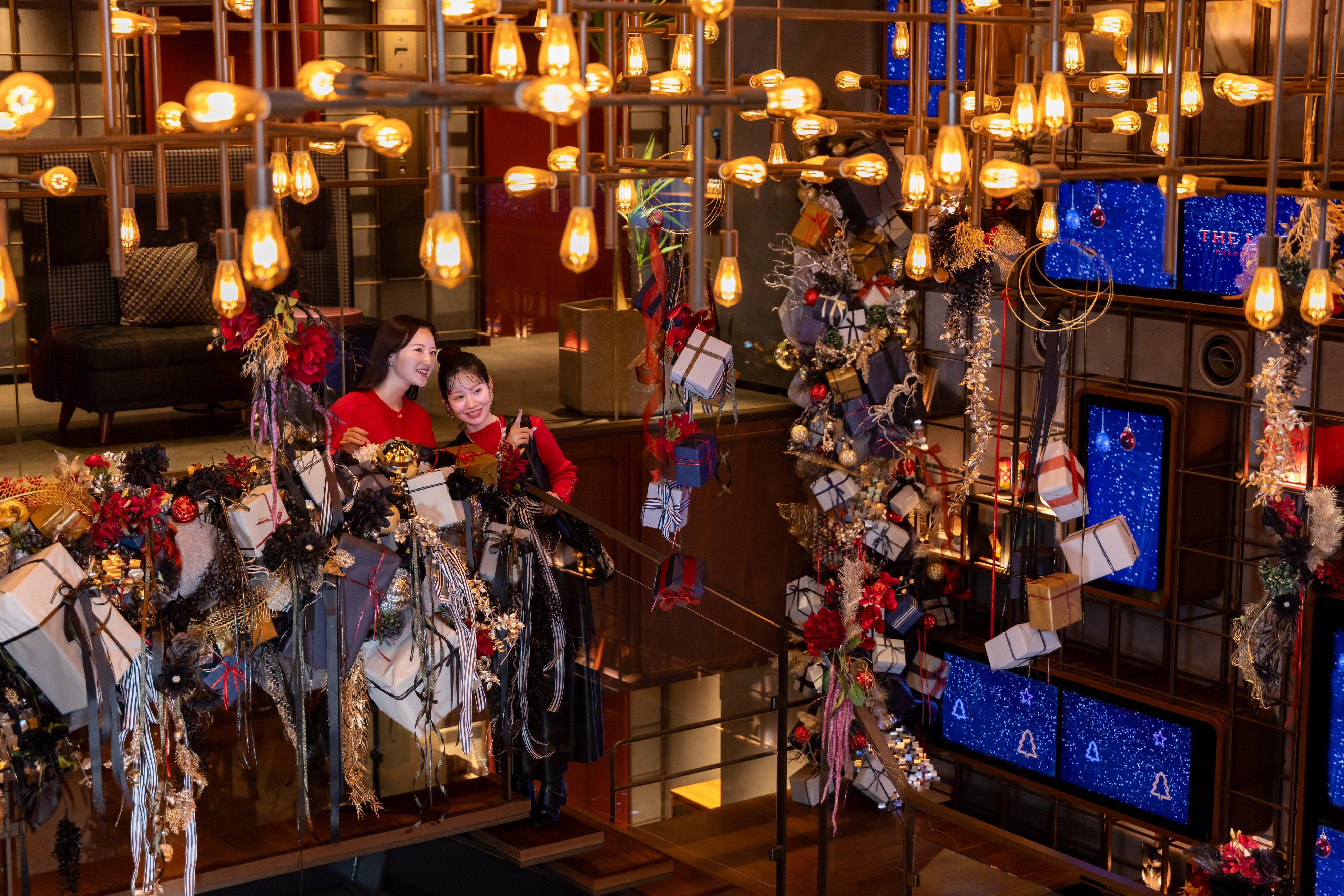 ライフスタイルホテル「THE LIVELY 福岡博多」に、宿泊者以外も楽しめるフラワーアートが登場！期間限定のカフェバーメニューも味わえるクリスマス企画“Souvenir Christmas”を開催