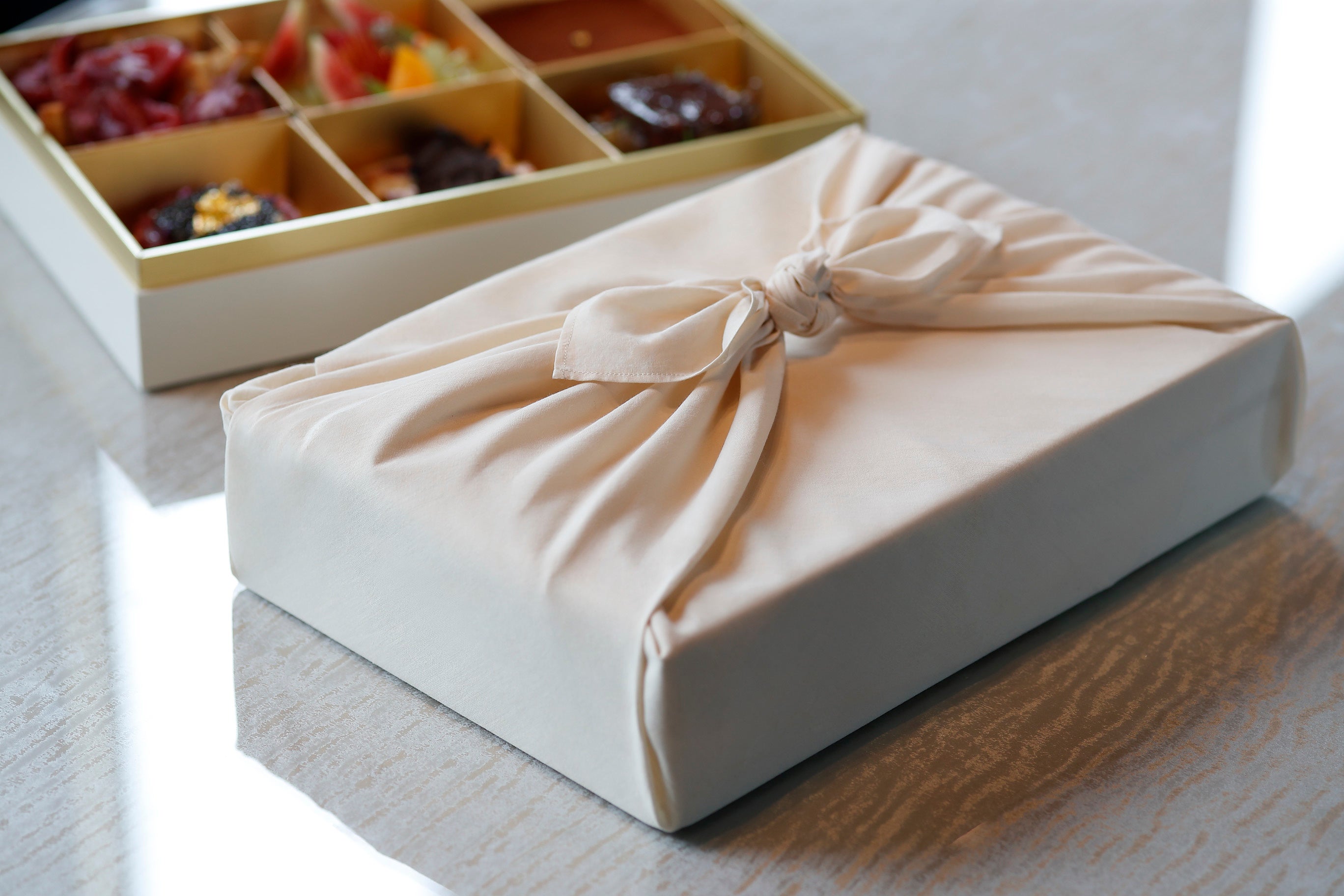 廃棄食材から染色をした風呂敷を使用したBENTO BOX