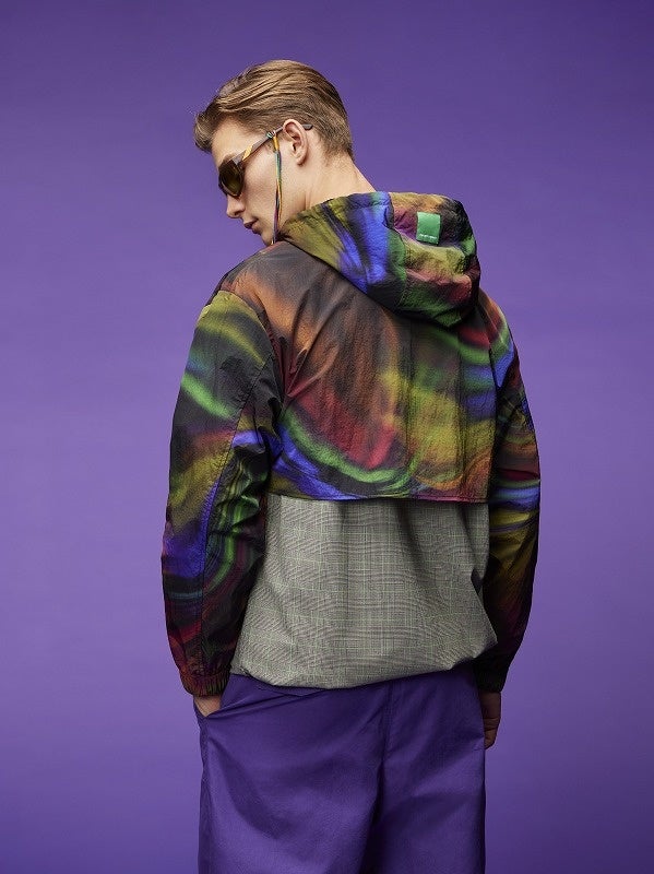 サングラス25,300円 ブルゾン129,800円 パンツ62,700円