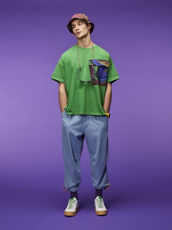 バゲットハット47,300円 Tシャツ34,100円 スニーカー41,800円