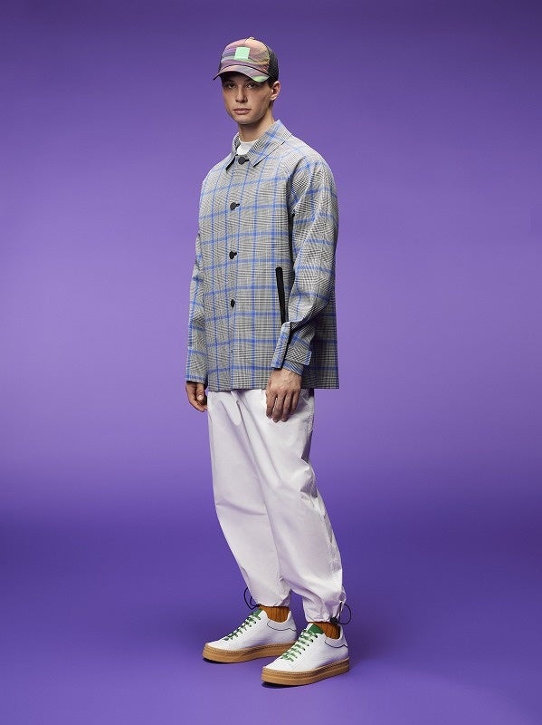 キャップ36,300円　ブルゾン209,000円　パンツ62,700円　スニーカー41,800円