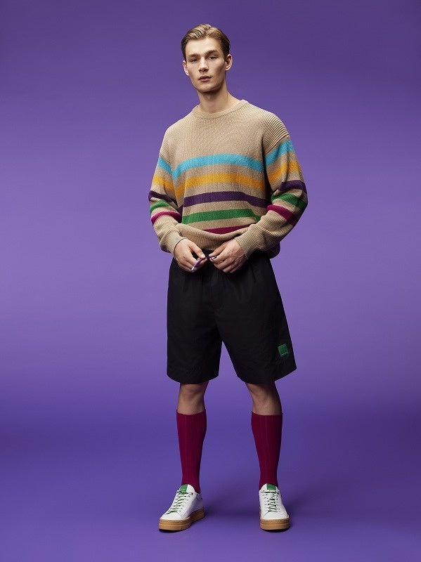 セーター62,700円 バミューダ47,300円 ソックス8,580円 スニーカー41,800円