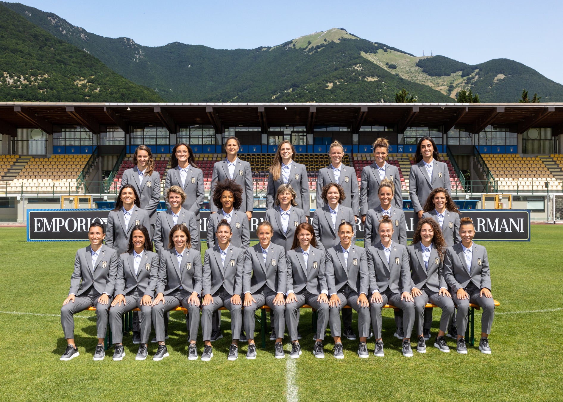 エンポリオ アルマーニ 22年欧州サッカー選手権女子イタリア代表チームの公式ユニフォームをデザイン ジョルジオ アルマーニ ジャパン 株式会社のプレスリリース エンポリオ アルマーニ 22年欧州サッカー選手権女子イタリア代表チームの公式ユニフォームをデザイン ジョルジオ アルマーニ ジャパン 株式会社のプレスリリース